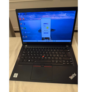 Laptop Lenovo ThinkPad T14s mostrando el explorador de archivos en Windows con su teclado retroiluminado.