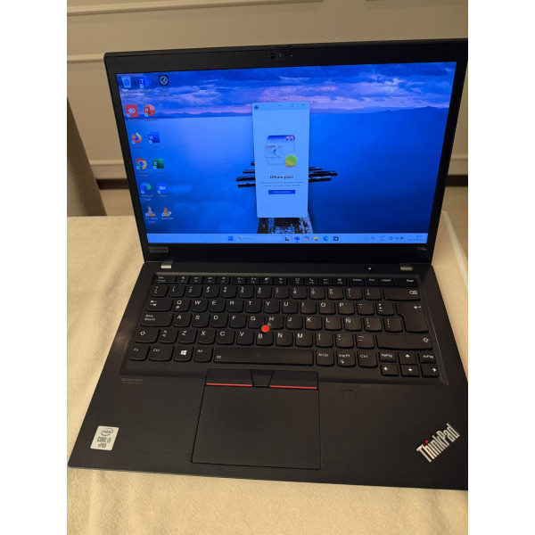 Laptop Lenovo ThinkPad T14s mostrando el explorador de archivos en Windows con su teclado retroiluminado.