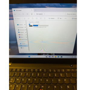 Laptop Lenovo ThinkPad T14s encendida, vista completa con teclado y pantalla mostrando el escritorio de Windows.